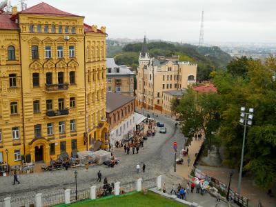 Вид на Андреевский спуск со смотровой площадки возле Андреевской церкви